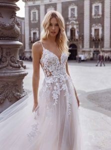 Tendances mariage 2023 : une mariée avec une robe effet waouh